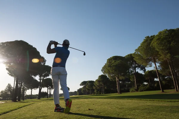 Jogador de golfe bater tiro — Fotografia de Stock