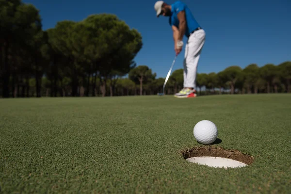 Jogador de golfe bater tiro, bola na borda do buraco — Fotografia de Stock