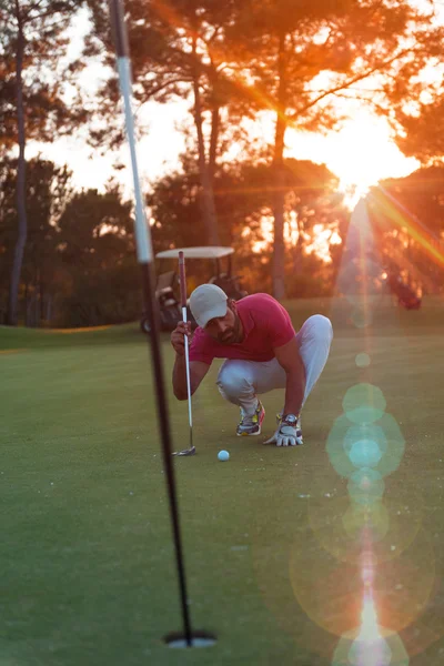 Giocatore di golf mira colpo perfetto sul bel tramonto — Foto Stock