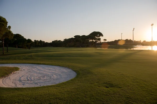 Golfplatz bei Sonnenuntergang — Stockfoto