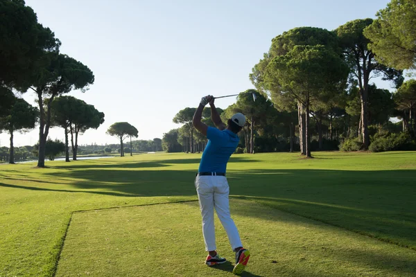 Jogador de golfe bater tiro — Fotografia de Stock