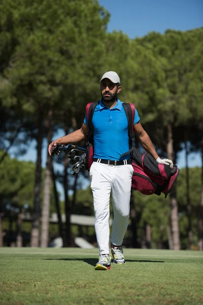 Jogador de golfe andando e levando saco — Fotografia de Stock