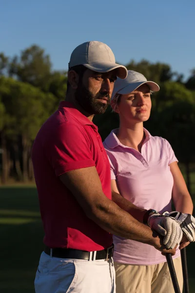 Portret van paar op golfbaan — Stockfoto