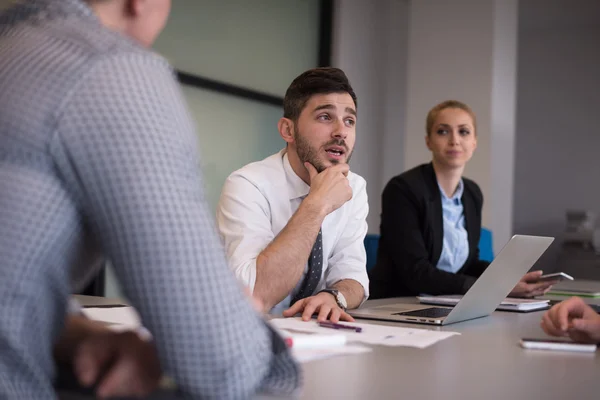 Grupo de gente de negocios en la reunión en la moderna oficina de inicio — Foto de Stock