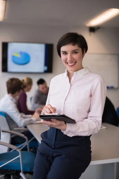 Hispanic businesswoman with tablet at meeting room — Stock Photo, Image