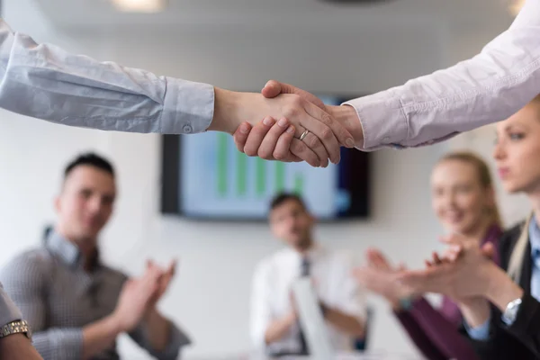 Affari donne stretta di mano — Foto Stock