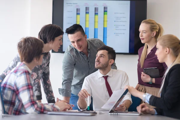 Grupo de jóvenes empresarios sobre la reunión en la oficina moderna — Foto de Stock