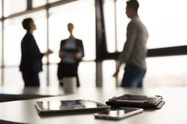 Tablet, iş adamları arka planda toplantı yakın çekim