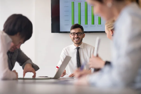 Gruppo di giovani uomini d'affari in riunione di squadra presso l'ufficio moderno — Foto Stock