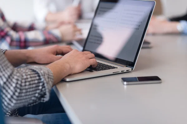 Biznes człowiek rąk pisania na laptopa z zespołem na mnie z bliska — Zdjęcie stockowe