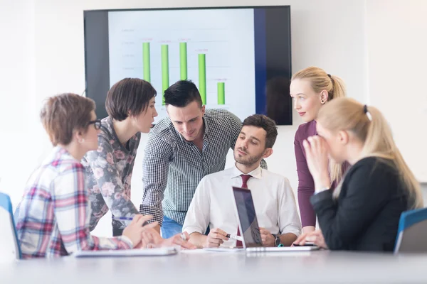 Groupe de jeunes gens d'affaires sur la réunion au bureau moderne — Photo