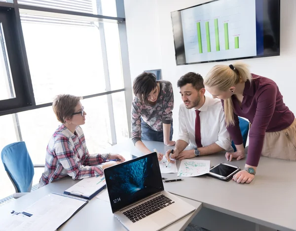 Jonge zakenmensen groep over vergadering op modern kantoor — Stockfoto