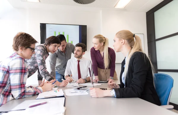 Unga affärsmän grupp på möte på moderna kontor — Stockfoto