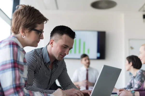 Jonge bedrijf paar bezig op laptop, ondernemers groep — Stockfoto