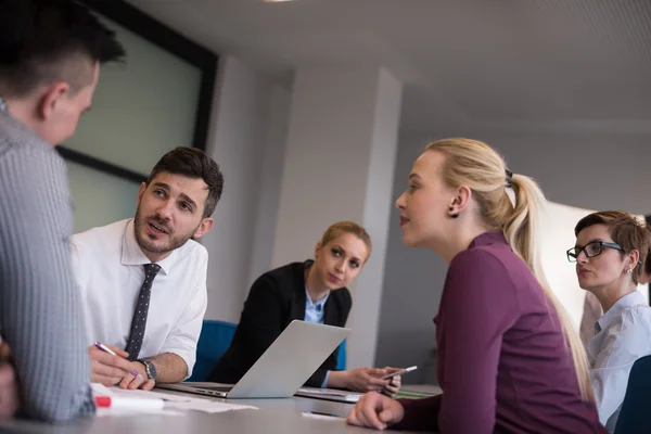 Grupo de gente de negocios en la reunión en la moderna oficina de inicio — Foto de Stock