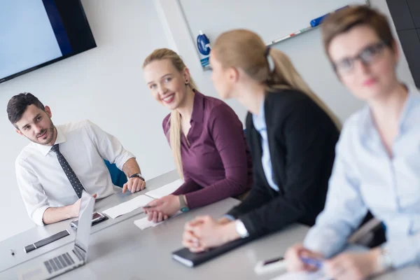 Jeunes gens d'affaires groupe sur réunion d'équipe au bureau moderne — Photo