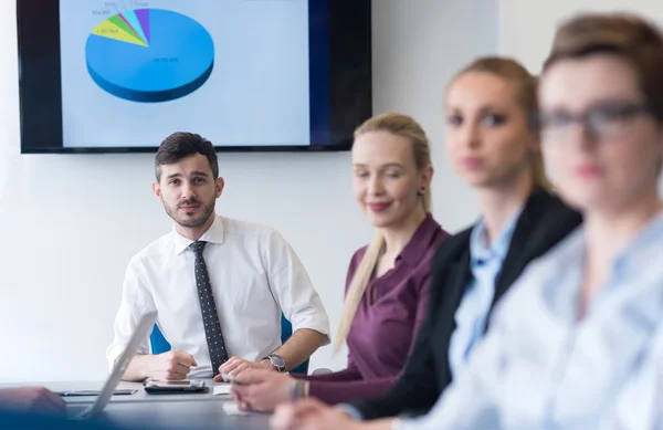 Gruppe junger Geschäftsleute trifft sich im modernen Büro — Stockfoto