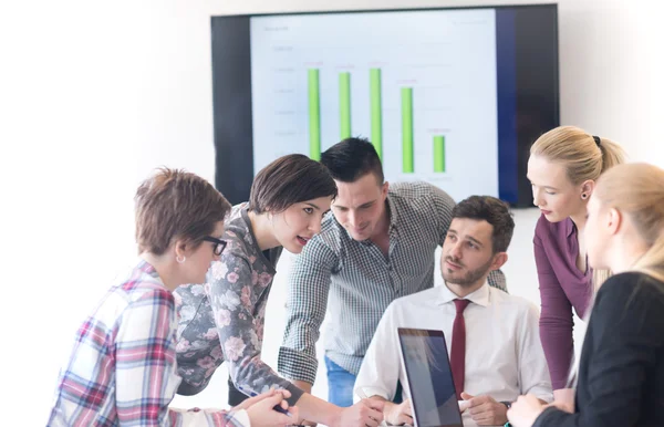 Gruppo di giovani uomini d'affari in riunione presso l'ufficio moderno — Foto Stock