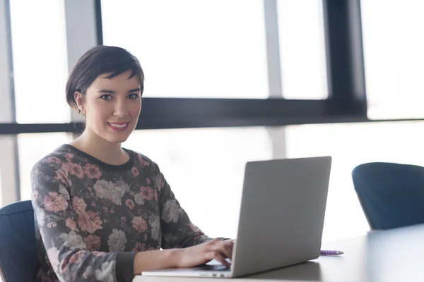 Jovem mulher de negócios no escritório trabalhando no laptop com a equipe em mim — Fotografia de Stock