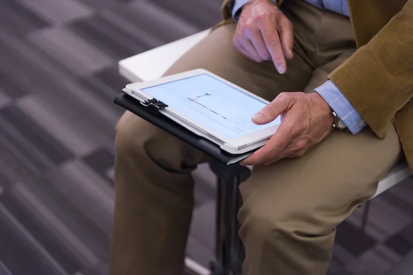 Nahaufnahme von reifen Händen mit Tablette. — Stockfoto