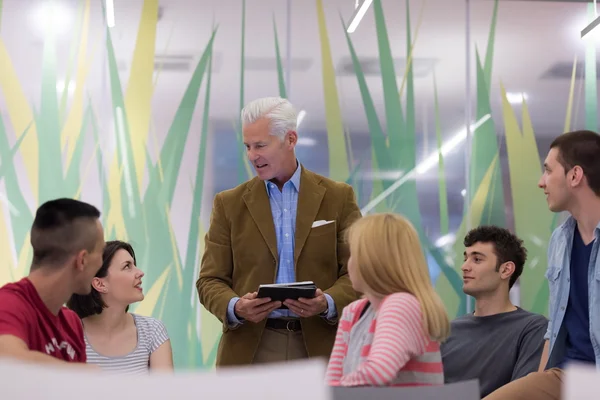 Profesor con un grupo de estudiantes en el aula — Foto de Stock