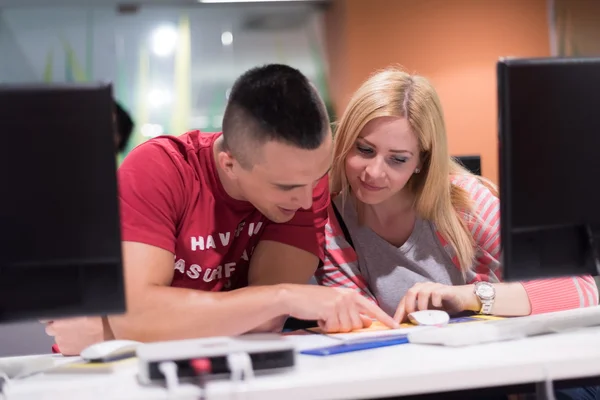 Grupa studentów technologii pracy w komputer laboratorium szkoły Klasa — Zdjęcie stockowe