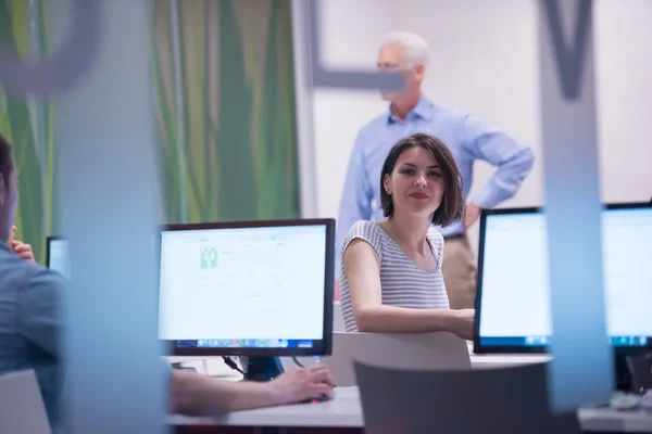 Groep van de studenten van de technologie in de computer lab school klas — Stockfoto