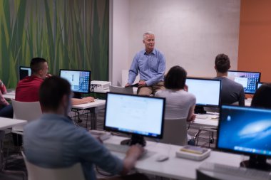 bilgisayar laboratuarı sınıfında öğretmen ve öğrenciler