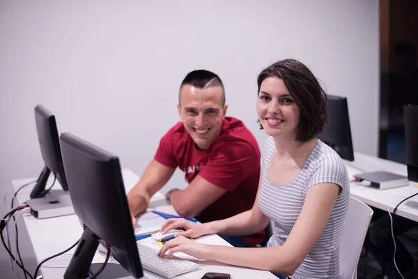 Technologiegroep studenten werken in de computer lab schoolklas — Stockfoto