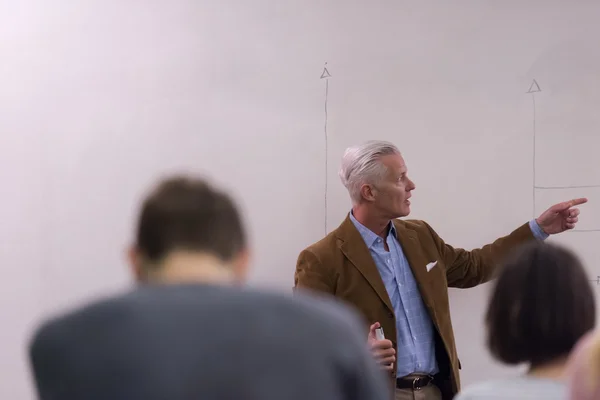 Professor com um grupo de alunos em sala de aula — Fotografia de Stock