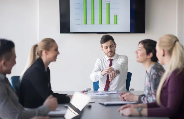 Gruppo di giovani imprenditori in riunione in ufficio — Foto Stock