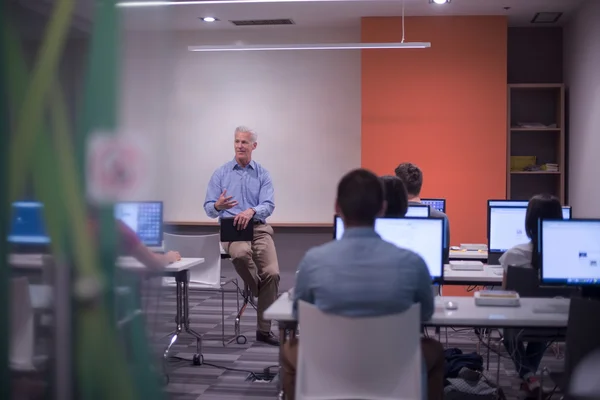 Profesor y estudiantes en aula de laboratorio de computación — Foto de Stock