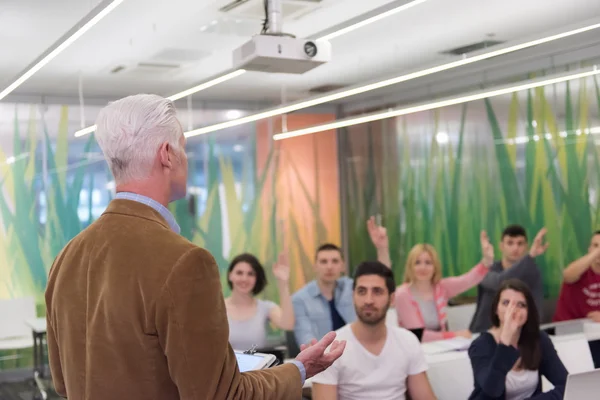 Lärare med en grupp elever i klassrummet — Stockfoto