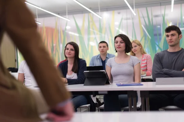 Lärare med en grupp elever i klassrummet — Stockfoto