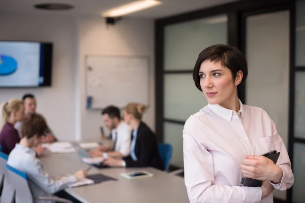 Femme d'affaires hispanique avec tablette à la salle de réunion — Photo