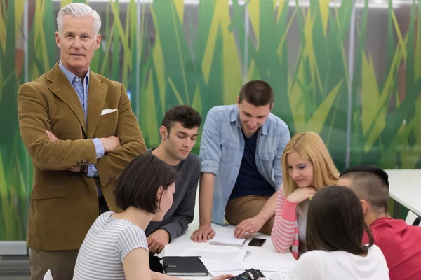 Porträt des Lehrers mit Schülergruppe im Hintergrund — Stockfoto