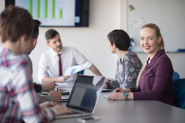 Unga människor affärsgrupp på möte på kontoret — Stockfoto