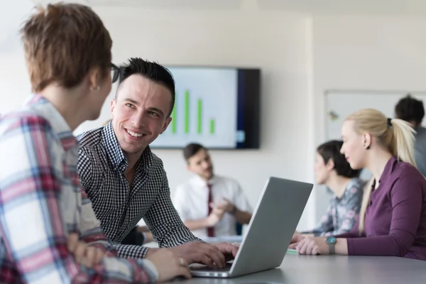 Jonge bedrijf paar die op laptop werkt — Stockfoto