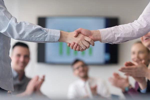 Affari donne stretta di mano — Foto Stock