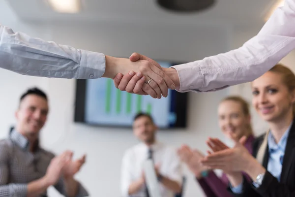 Obchodní Zenske handshake — Stock fotografie