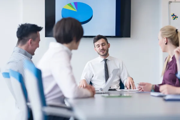 Gruppo di giovani uomini d'affari in riunione di squadra presso l'ufficio moderno — Foto Stock