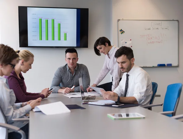 Gruppe junger Geschäftsleute trifft sich im modernen Büro — Stockfoto