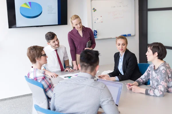 Gruppo di giovani uomini d'affari in riunione presso l'ufficio moderno — Foto Stock