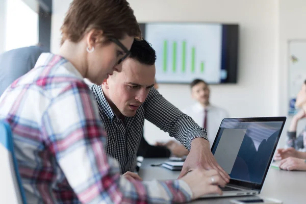 Jonge bedrijf paar bezig op laptop, ondernemers groep — Stockfoto