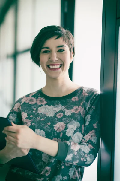 Ritratto di donna d'affari in abiti casual all'ufficio startup — Foto Stock