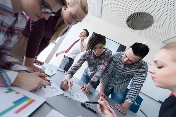 Bovenaanzicht van zakelijke mensen groep brainstormen over de bijeenkomst van — Stockfoto