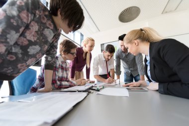 başlangıç iş takım modern ofis toplantıda üzerinde