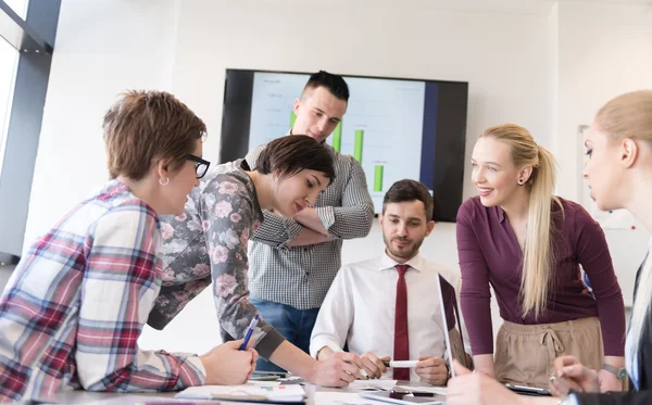 Grupo de jóvenes empresarios sobre la reunión en la oficina moderna — Foto de Stock