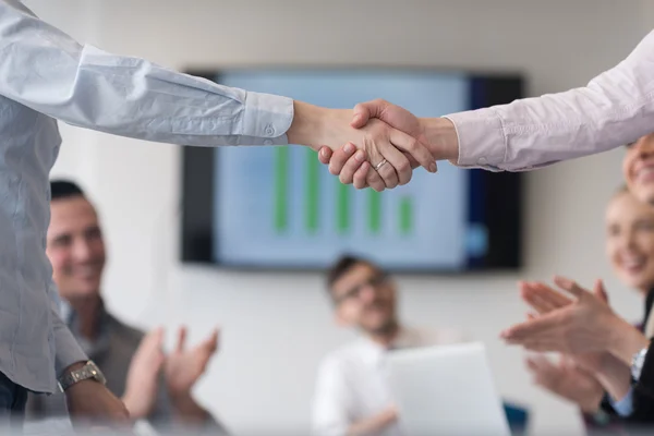 Negocios mujeres apretón de manos — Foto de Stock