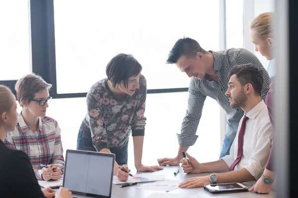 Unga affärsmän grupp på möte på moderna kontor — Stockfoto